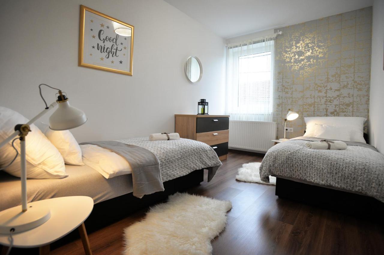 One Luxury Suites Eger Esterno foto
