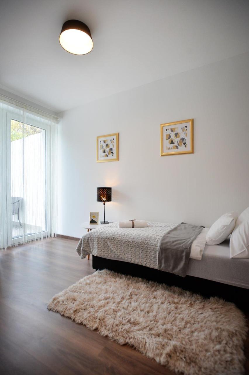 One Luxury Suites Eger Esterno foto