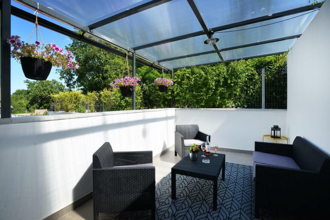 One Luxury Suites Eger Esterno foto
